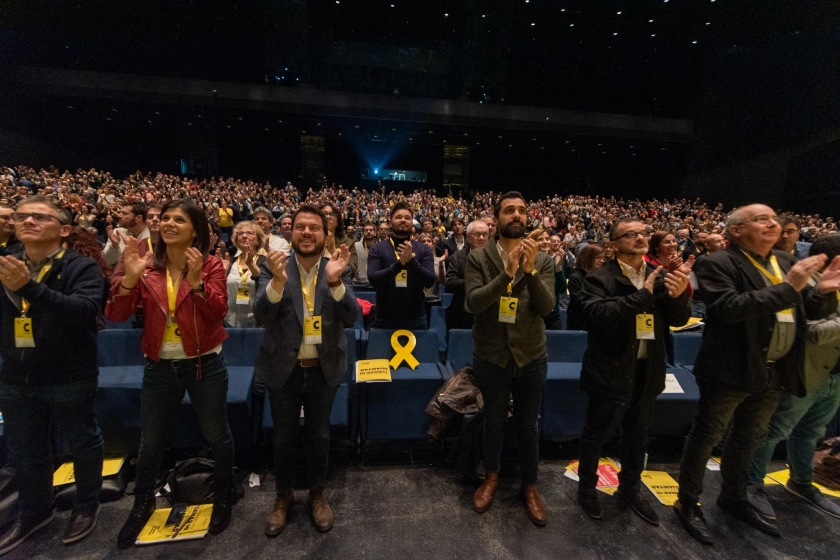  Moment en què els assistents al 28è Congrés Nacional aplaudeixen les paraules del president d'Esquerra Republicana, Oriol Junqueras, des de la presó de Lledoners / Marc Puig 