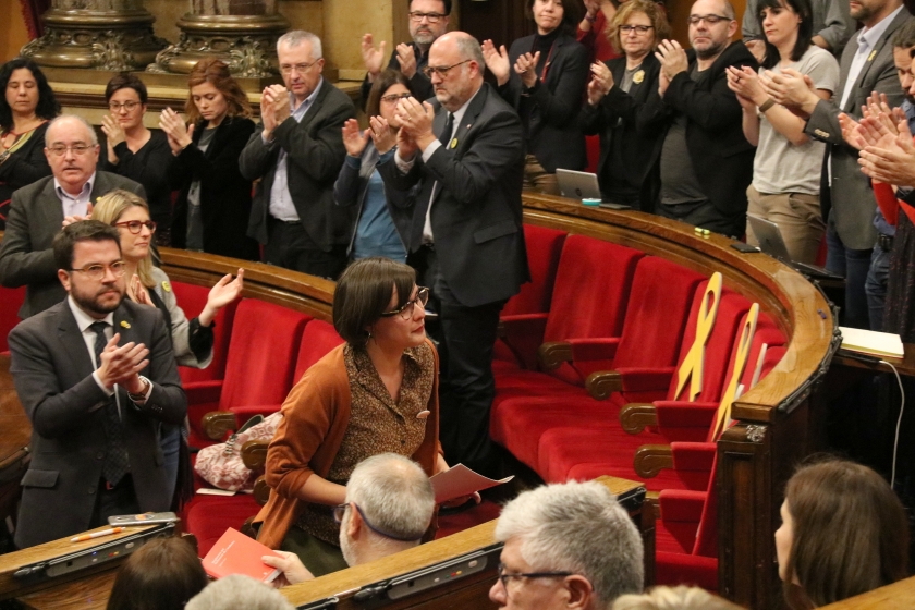  La diputada del Grup Republicà Jenn Díaz torna al seu escó entre aplaudiments d'alguns diputats / ACN 