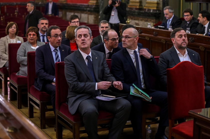  Imatge per a la història amb els acusats demostrant la dignitat enfront el tribunal 