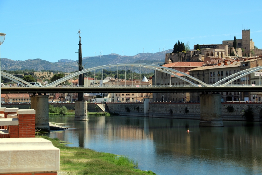  Façana fluvial del Tortosa amb el monument franquista al mig del riu / ACN 