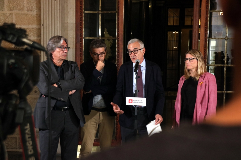  El regidor d’Esquerra Republicana Miquel Puig atén els mitjans de comunicació acompanyat de representants de Barcelona en Comú, el PSC i JxCat / ACN 
