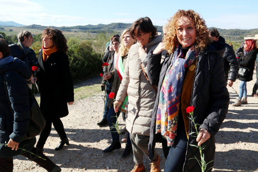 La consellera Ester Capella arribant amb un clavell roig a un acte d’homenatge a les víctimes de la Guerra Civil, el 17 de novembre de 2019 / ACN 