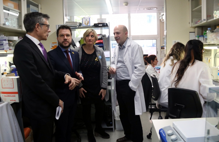  El vicepresident Pere Aragonès i la consellera Alba Vergés escolten el director del Vall d’Hebron Institut de Recerca en un dels laboratoris del centre / ACN 
