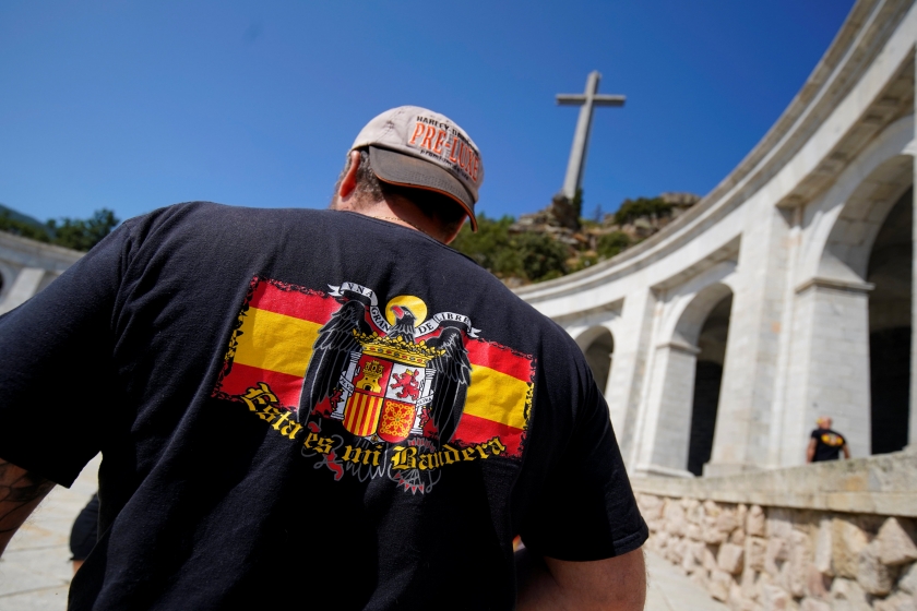  Un home amb una bandera franquista al Valle de los Caídos aquest mes d'agost / ACN 