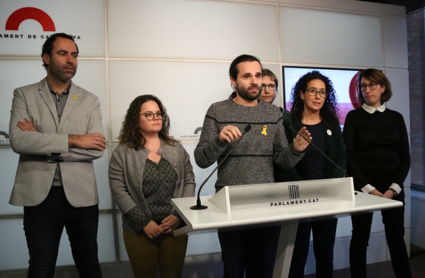  Gerard Gómez del Moral, acompanyat d'altres diputats republicans, durant la roda de premsa al Parlament / ACN 