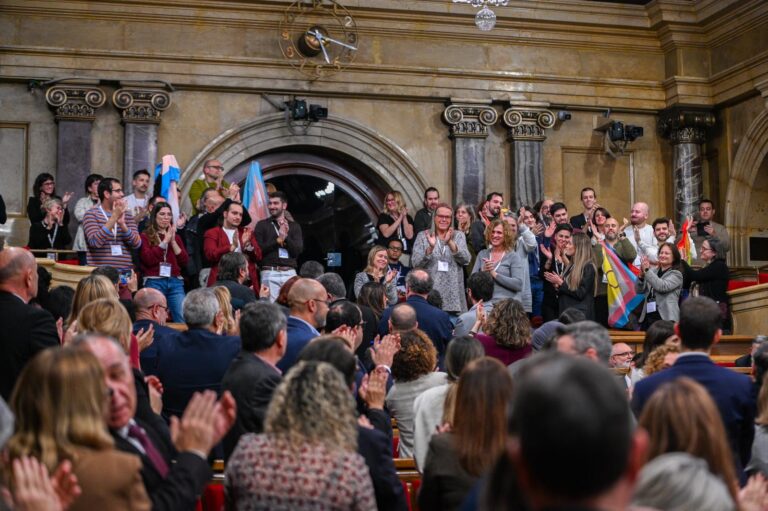 Les entitats del col·lectiu LGBTI han seguit el debat de la llei des de la tribuna del Parlament i han celebrat el pas de gegant d'aquest dimecres.