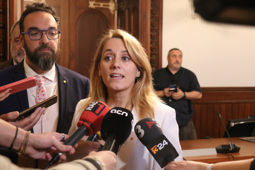  La consellera d'Economia i Hisenda, Natàlia Mas, i el conseller de Territori, Juli Fernàndez, atenen els mitjans de comunicació / ACN 