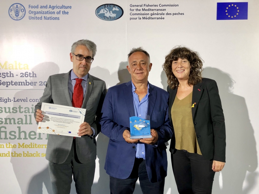  La consellera Teresa Jordà, el president de la Federació Nacional Catalana de Confraries de Pescadors, Antoni Abad, i el director general de Pesca i Afers Marítims, Sergi Tudela, amb el guardó / Generalitat de Catalunya 