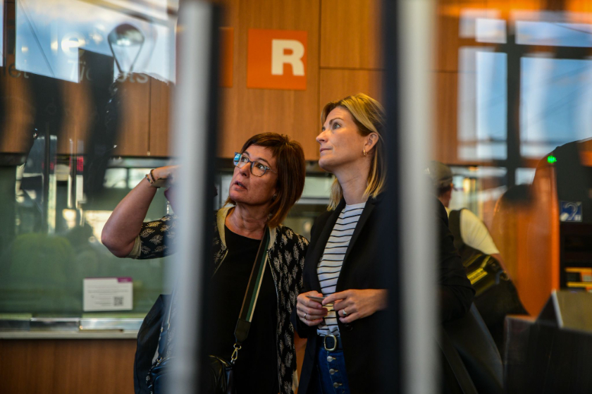  La vicepresidenta del Parlament, Raquel Sans, i la diputada Irene Aragonès, en una estació de Rodalies / MARC PUIG 