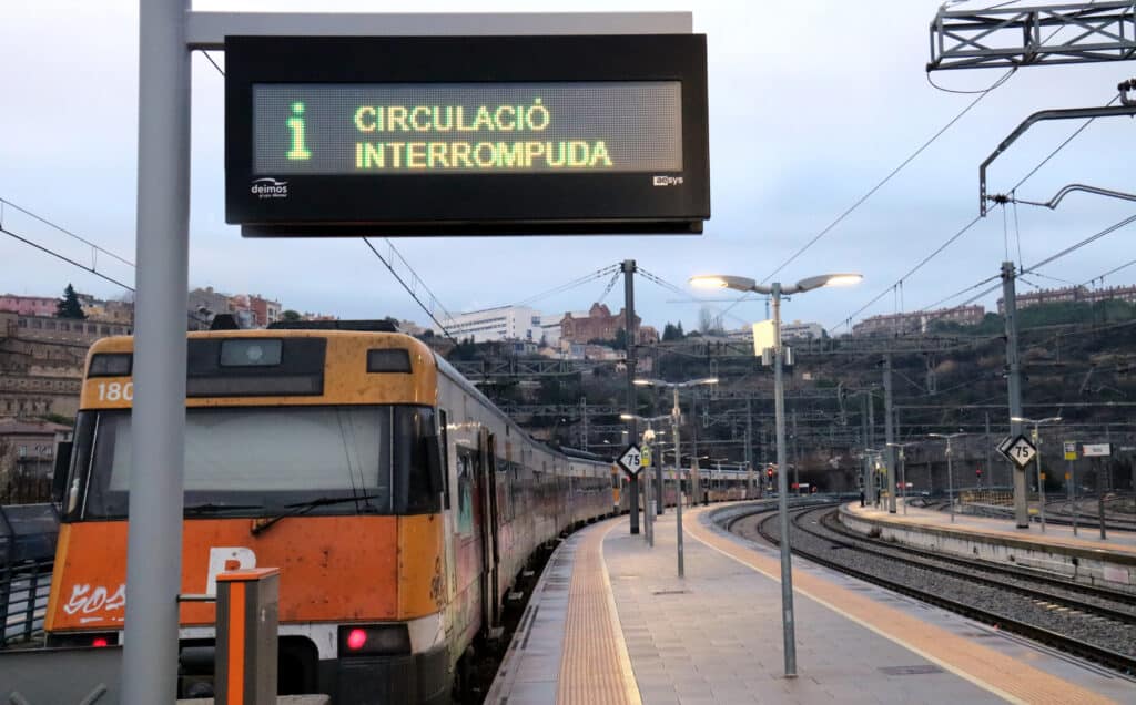 Tren de rodalies aturat a l'estació de trens de Manresa