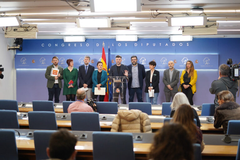 Diputats dels grups Republicà, EH Bildu, EAJ-PNB, BNG, Comuns, Compromís i Més per Mallorca a la sala de premsa del Congrés