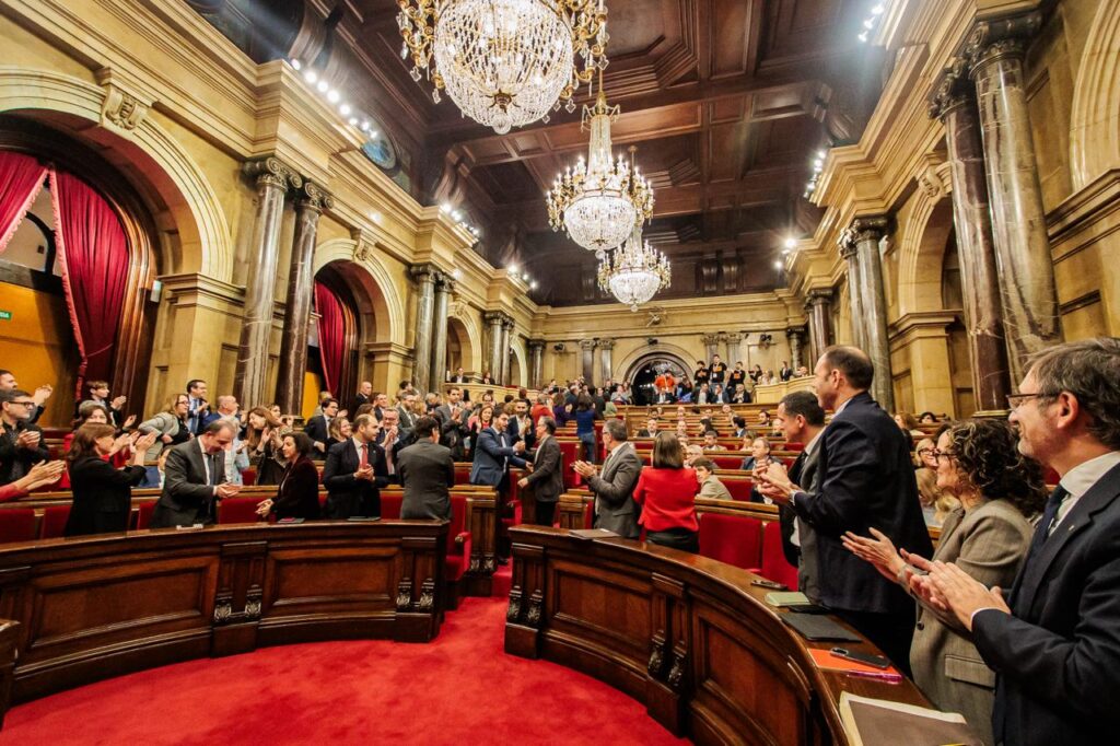La  llei per regular els lloguers de temporada i habitacions s'ha aprovat amb el suport d'Esquerra, PSC, Comuns i CUP. 
